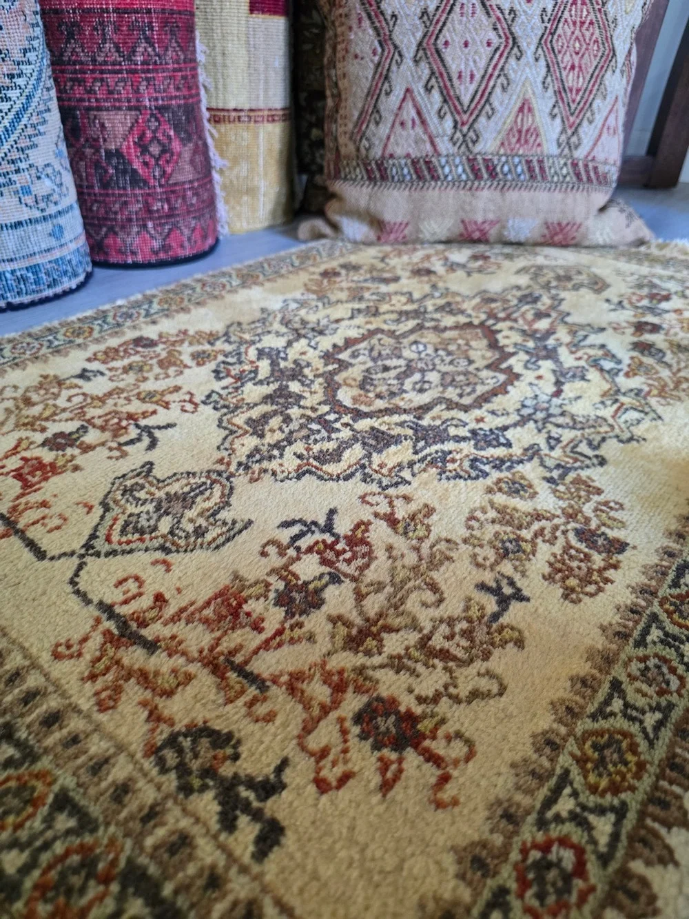 Handwoven Oriental Accent Rug - Beige & Brown Medallion